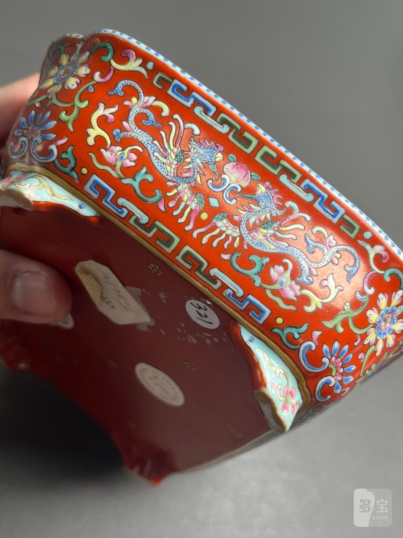 清乾隆  珊瑚红地洋彩夔凤纹长方倭角水仙盆（一对） - 图15